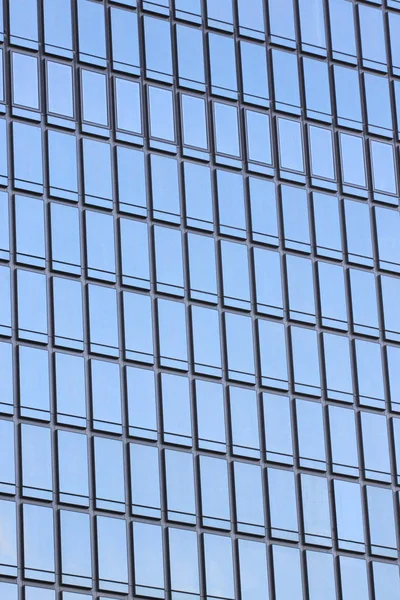 Pared de cristal de un rascacielos . — Foto de Stock