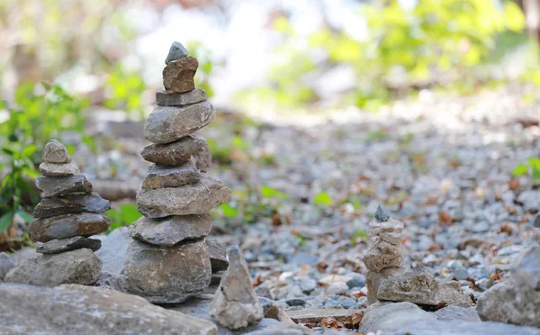 Piramit şeklinde yığılmış taşlar.