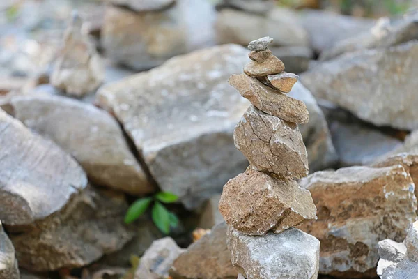 Steine in Pyramidenform gestapelt. — Stockfoto