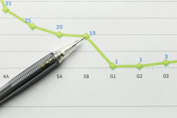 Schwarzer Bleistift auf Graphikpapier. — Stockfoto