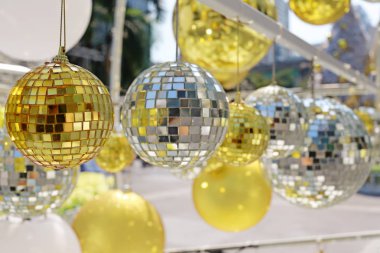 Noel ve yeni yıl süslemeleri için kullanılan altın top.