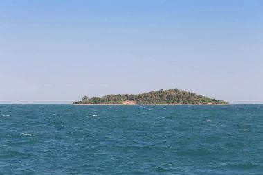 Denizde ıssız ada.