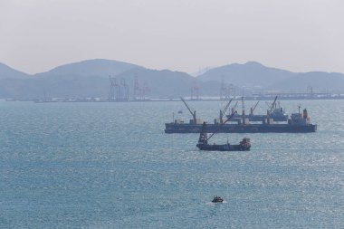 Kargo gemisi sriracha şehir denizinde yüzen.