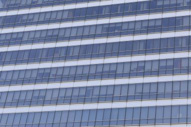Uzun boylu binası veya gökdelen arka plan cam duvar.