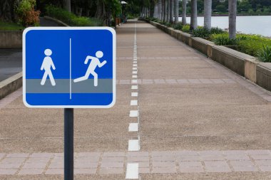 Yürüyüş ve genel parkta çalıştırmak için tabelaları.