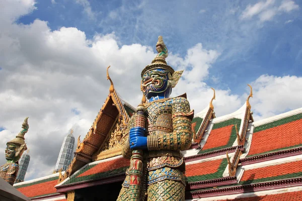 Statua gigante nel tempio Thailandia . — Foto Stock