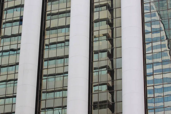 Parede de edifício alto ou vidro de fundo arranha-céu . — Fotografia de Stock