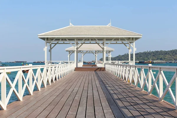 Asadang Bridge lub drewniany most z Si wyspa Koh Chang. — Zdjęcie stockowe