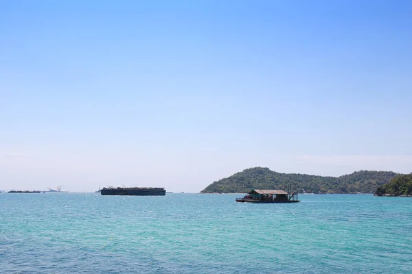 Plovoucí dům v moři v Thajsku. — Stock fotografie