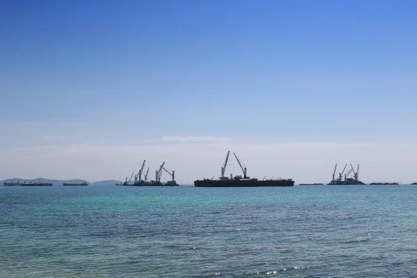 Lastfartyg som flytande i havet av sriracha city. — Stockfoto