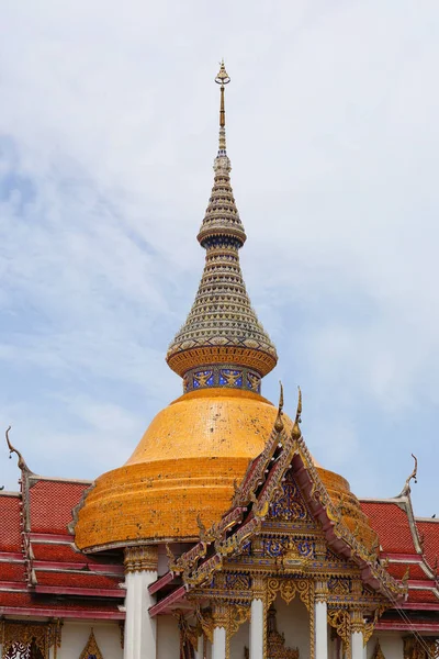 Tayland 'daki tapınağın çatısında.. — Stok fotoğraf