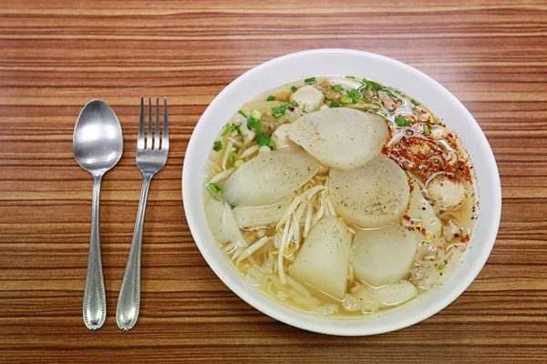 Свиной суп с тайской лапшой . — стоковое фото