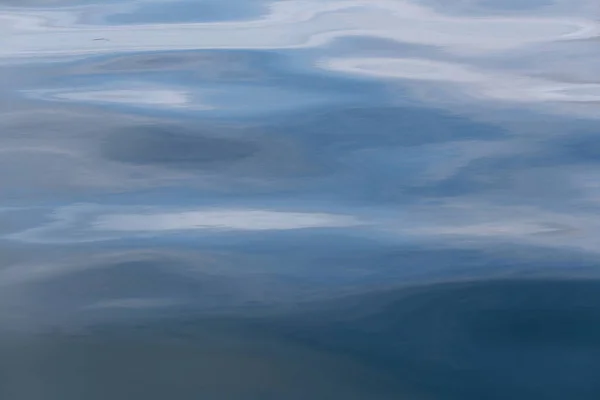 Oberfläche des blauen Meeres. — Stockfoto