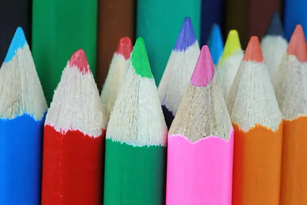 Gros plan en couleur crayons ou crayons . — Photo