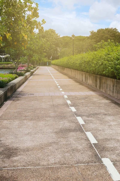 Stedelijke parken of openbare benjakiti park en de zon in de ochtend — Stockfoto