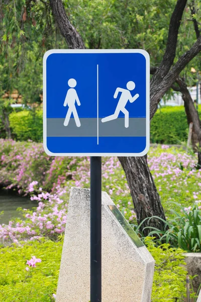Drogowskazy do chodzenia i biegania w parku publicznym. — Zdjęcie stockowe