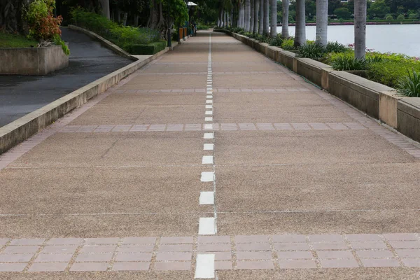 Walkway in the public park. — Stock Photo, Image