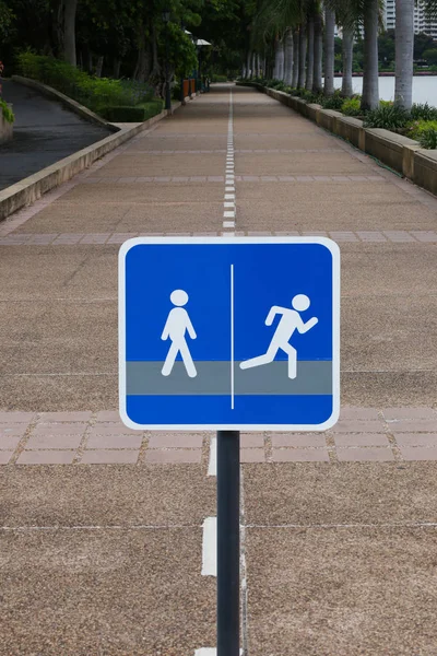 Wegwijzers voor wandelen en lopen in het openbare park. — Stockfoto