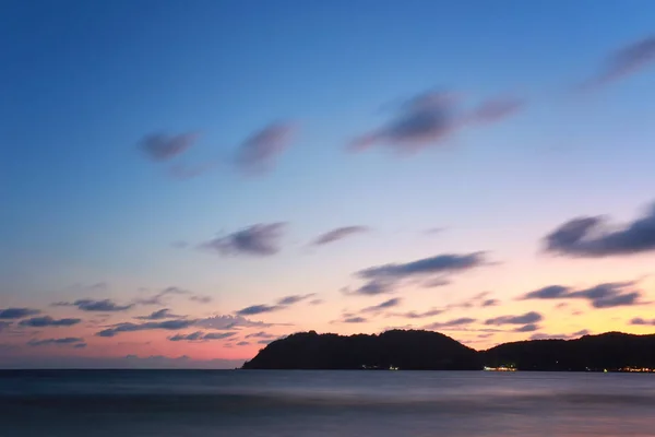 Puesta de sol junto al mar en Tailandia . —  Fotos de Stock