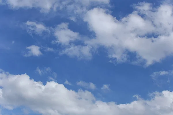 Blauwe hemel met helder witte wolken in daglicht. — Stockfoto