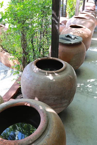 Vatten burk av lergods i gammal thailändsk stil. — Stockfoto