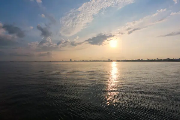 Solnedgången vid havet i Thailand. — Stockfoto