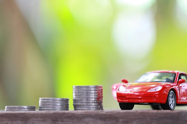 Moneda de plata de pila con modelo de coche rojo en concepto de ahorro para comprar — Foto de Stock