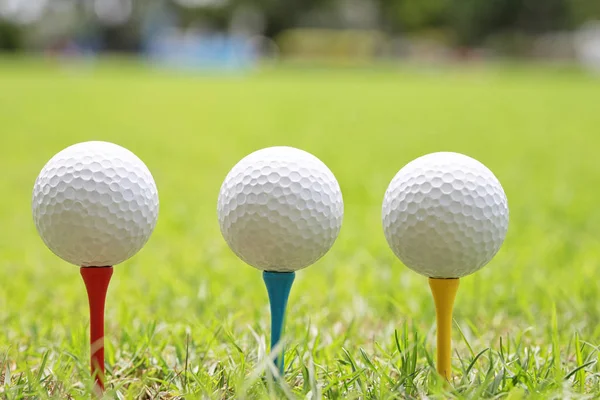 Boule de golf sur tee golf en bois . — Photo