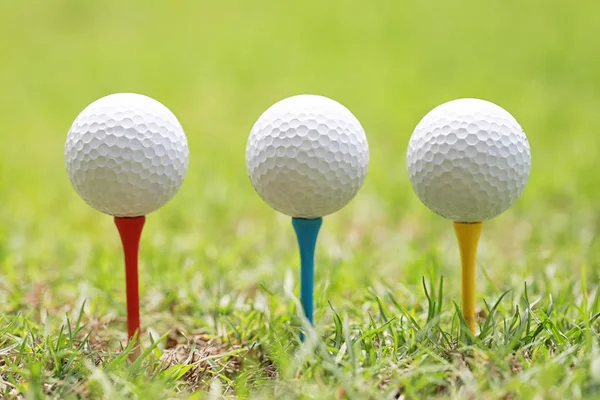 Golfový míček na dřevěné golf tee. — Stock fotografie