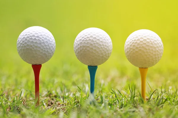 Білий м'яч для гольфу та ранкове сонячне світло . — стокове фото