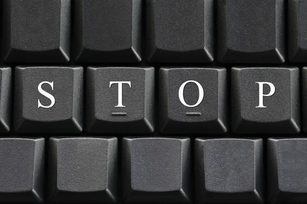 A letra branca de Stop no fundo do teclado do computador . — Fotografia de Stock