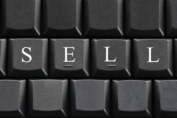 Der weiße Buchstabe des Verkaufs auf dem Hintergrund der Computertastatur. — Stockfoto