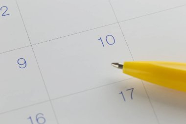 Takvim arka plan 10 numaraya sarı kalem noktaları.