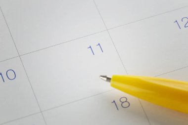 Takvim arka plan 11 numaraya sarı kalem noktaları.
