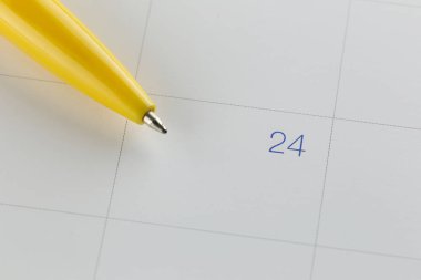 Takvim arka plan 24 numaraya sarı kalem noktaları.