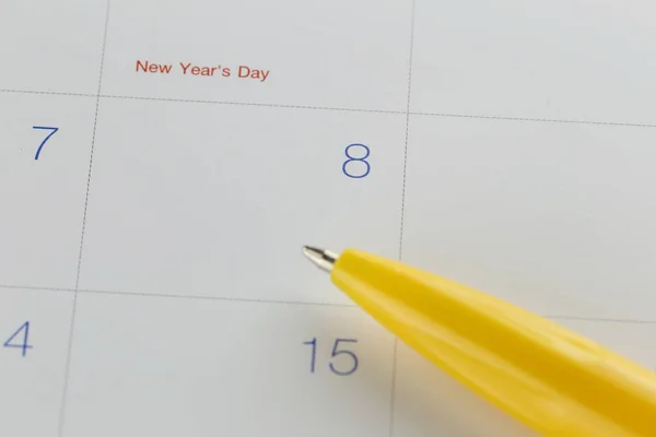 Žluté pero body číslo 8 na pozadí kalendáře. — Stock fotografie