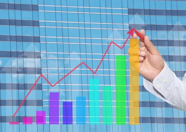 Mano del hombre de negocios que usa la pluma roja que apunta al gráfico superior del negocio —  Fotos de Stock