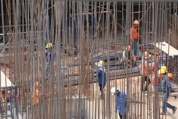 Canteiro de obras e trabalhador está trabalhando . — Fotografia de Stock