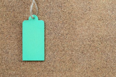 Ahşap mantar zemin üzerine yeşil boş ahşap işareti.