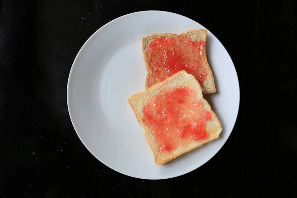 Pan Con Mermelada Fresa Colocado Plato Blanco Mesa Alimentos —  Fotos de Stock