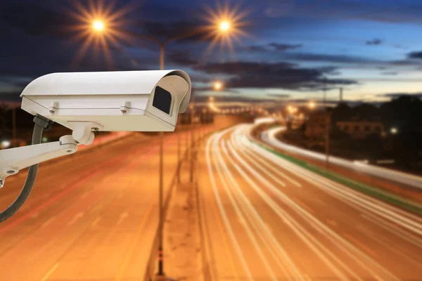 Cámara CCTV en carreteras de carretera en el crepúsculo cielo fondo . — Foto de Stock