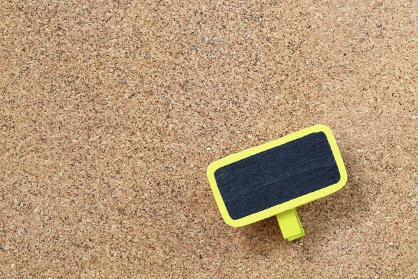 木製コルクの背景に黄色の空木製看板. — ストック写真