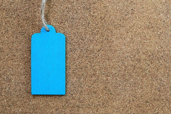 Señal de madera vacía azul sobre fondo de corcho de madera . — Foto de Stock