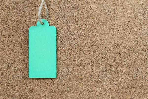 Ahşap mantar zemin üzerine yeşil boş ahşap işareti.