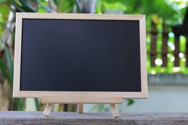 boş yazı tahtası yer bir ahşap zemin üzerinde.