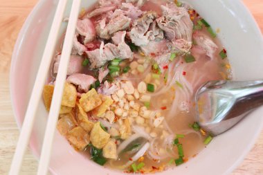 Domuz eti ile Tay erişte çorbası kemik.