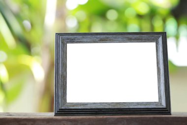 Modern resim çerçevesi bir ahşap zemin üzerinde yer.