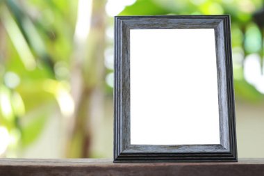 Modern resim çerçevesi bir ahşap zemin üzerinde yer.