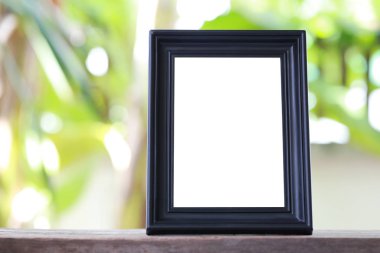 Modern resim çerçevesi bir ahşap zemin üzerinde yer.