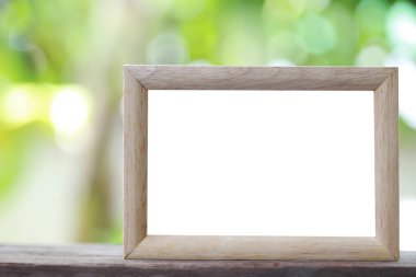 Modern resim çerçevesi bir ahşap zemin üzerinde yer.